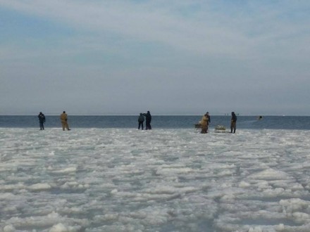 Дрейфующие на льдинах: как рыбаки под Запорожьем попали в беду