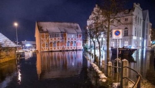 Мощный ураган атакует Германию: снег и по колено вода. ФОТО