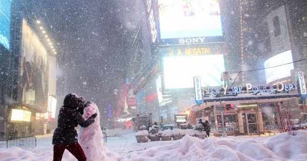 Женщина напала на снеговика, но тот ей отомстил. ВИДЕО