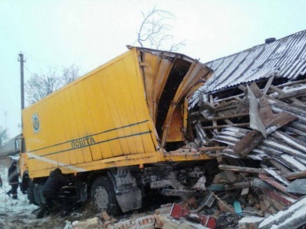 В Житомирской области грузовик протаранил дом