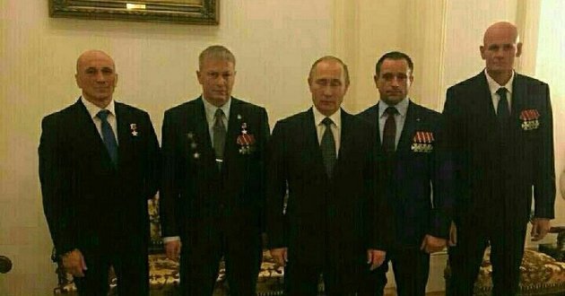 Пескову пришлось выкручиваться: почему на фото Путин рядом с наемником-убийцей