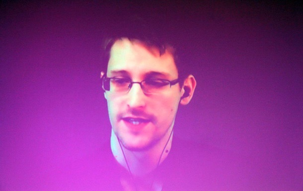 Россия дала Сноудену еще два года