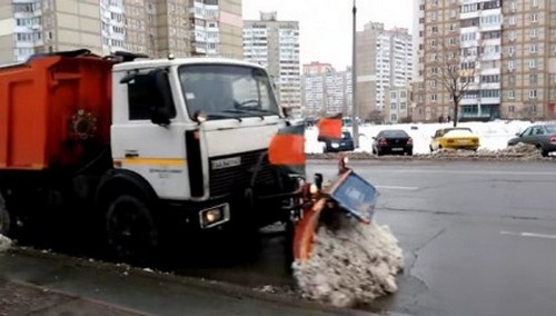 Как столичные коммунальщики чистые дороги делают непроездными. ВИДЕО