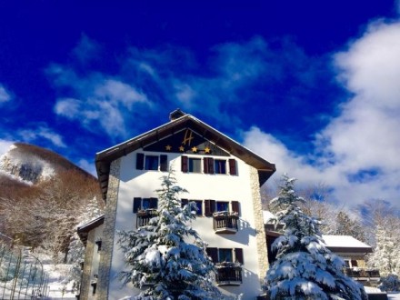 В Италии шестеро живых людей нашли под снегом в злосчастном отеле 