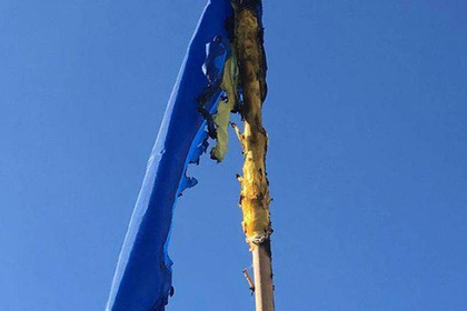 В Кривом Роге украинскому флагу у памятника «героям АТО» опять досталось