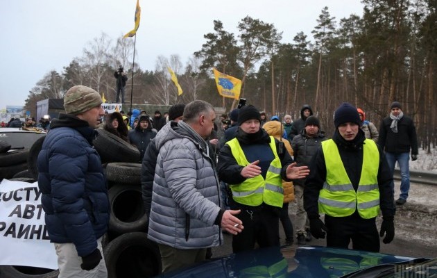 Протесты под Киевом: спасатели огласили СПИСОК перекрытых трасс. ФОТО