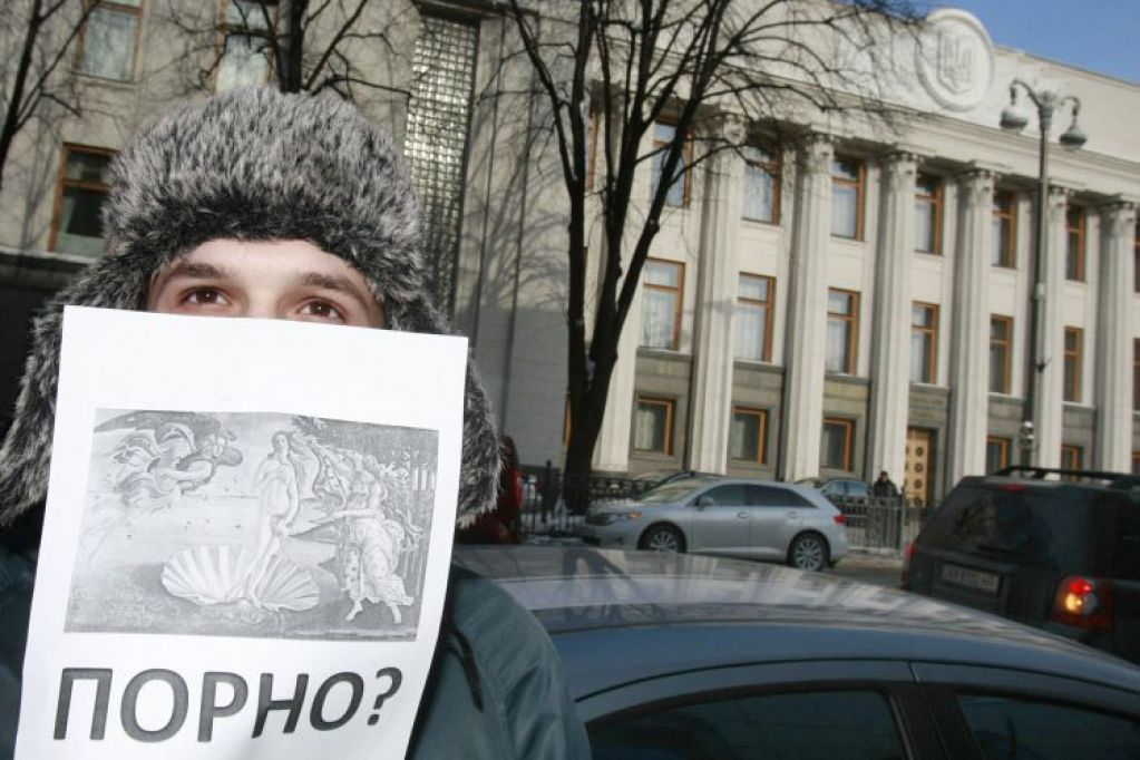 Бизнес на «клубничке»: зачем Минкульт воскрешает комиссию по морали