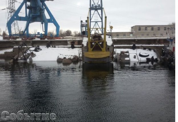 В Каменском порту затонула баржа: в Днепр вылилось 300 тонн мазута