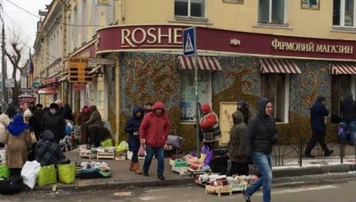 Обнищавшие украинцы под стенами шикарного Roshen: фото взорвало соцсети