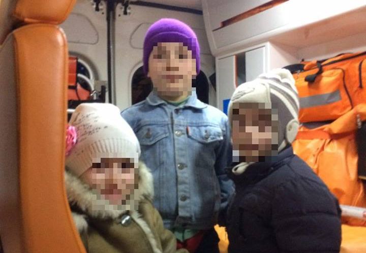 В Виннице родители выставили троих детей на мороз