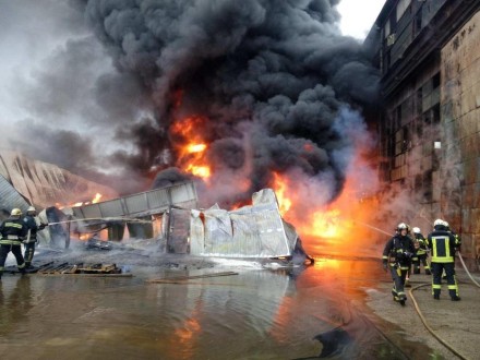 Пожар на складе горюче-смазочных материалов в Киеве локализован спасателями