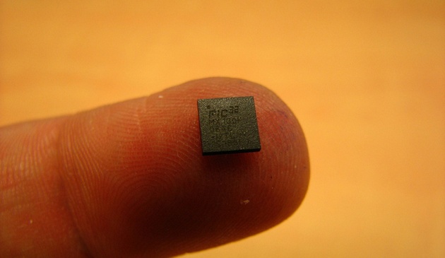 Производственная компания ввела сотрудникам под кожу микрочипы