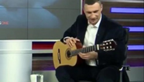 Кличко подхватил песенную традицию Черновецкого. ВИДЕО