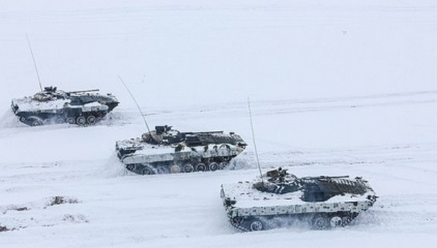 Бацька Лукашенко замаскировал свои танки... газетами. ФОТО