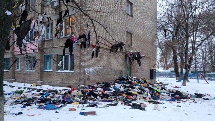 Коммунальщики выбросили из окна всю одежду киевлянок