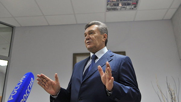 Янукович рвется в Украину, хочет референдума и пишет письма западным лидерам