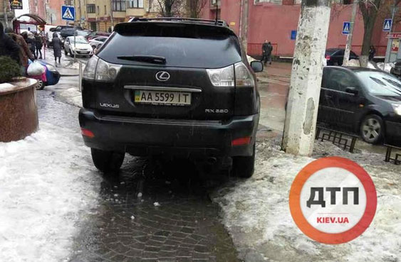 В Киеве пешеходы отомстили автохаму на "Лексусе". ФОТО