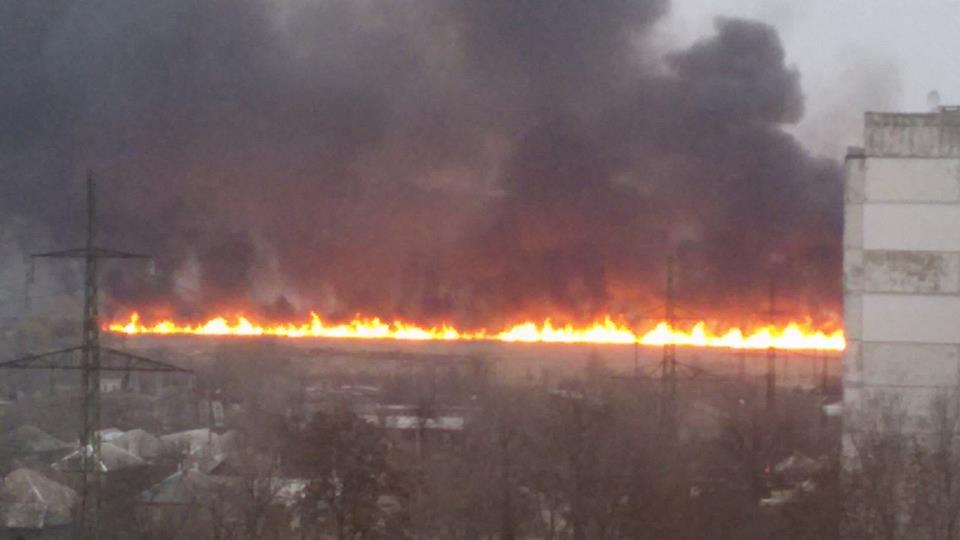 Мощный взрыв в Луганске: появились первые фото и видео сильнейшего пожара в "ЛНР"