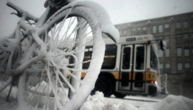 Мощный снежный шторм вернул зиму: практически весь транспорт стоит. ФОТО