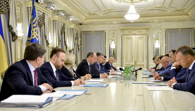 Как Порошенко на встрече с лидерами фракций давил на «точки соприкосновения парламента и Кабмина»