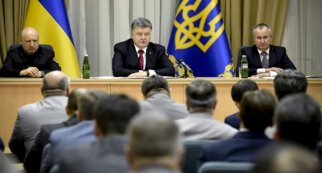 Блогер: за такое решение я горжусь властями и лично президентом страны Порошенко