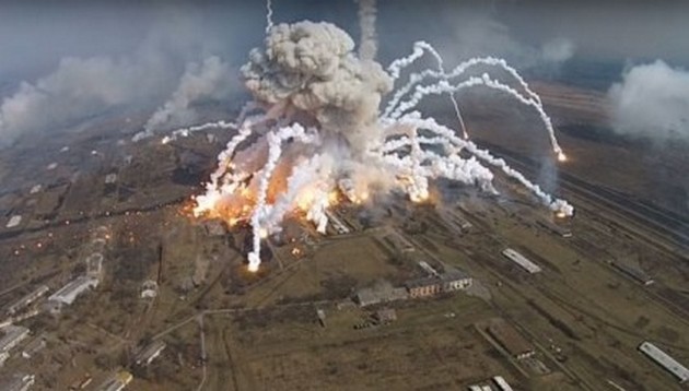 Взрыв на военных складах: впечатляющее ВИДЕО с дрона