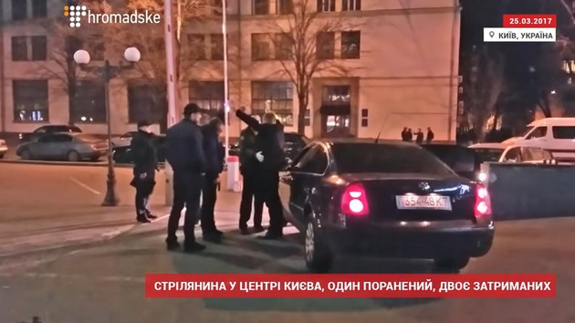 Тут бегают со стволами! ВИДЕО с места перестрелки в центре Киеве