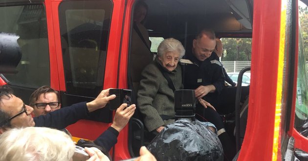 Сто лет ждала: во Франции пожарные исполнили мечту старейшей жительницы города