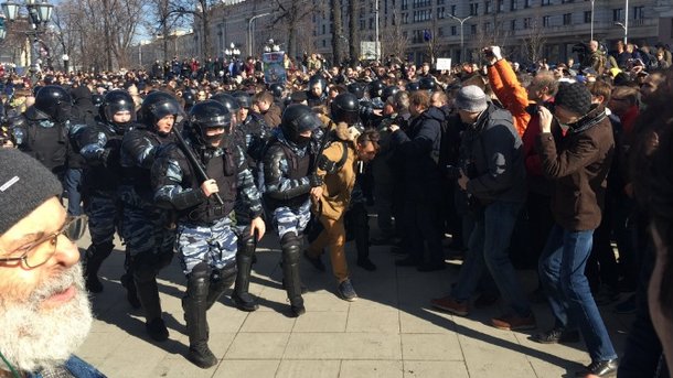 В Москве в ходе акции протеста власти задержали более 800 человек