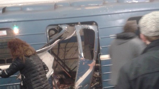 Появилось ВИДЕО первых минут после взрыва в метро Петербурга