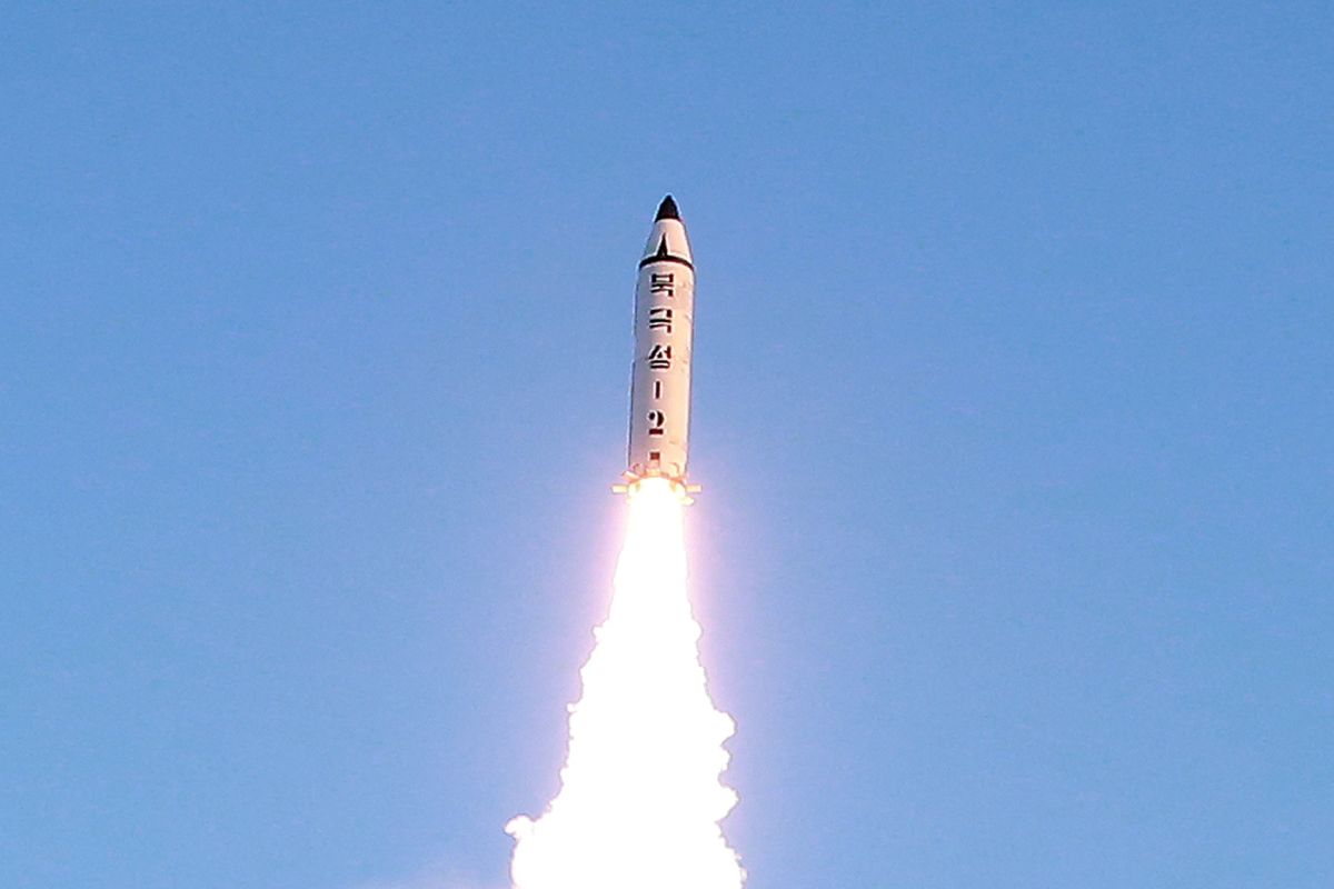 В сторону Японии полетела северокорейская баллистическая ракета