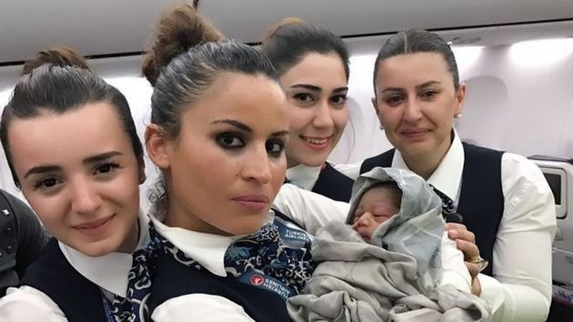 Рожденная на высоте 13 километров: стюардессы приняли роды у пассажирки во время полета. ФОТО