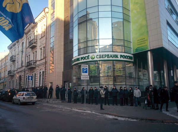 В Харькове националистов оттеснили от «Сбербанка», есть пострадавшие