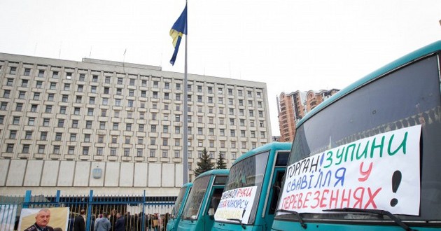 Маршрутчики заблокировали центр Киева 