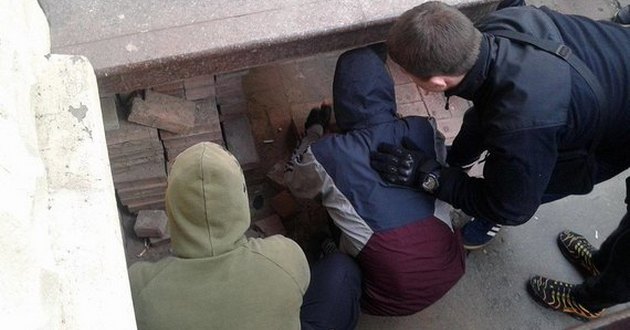 В Харькове под Сбербанком потасовка: бросаются брусчаткой. ВИДЕО