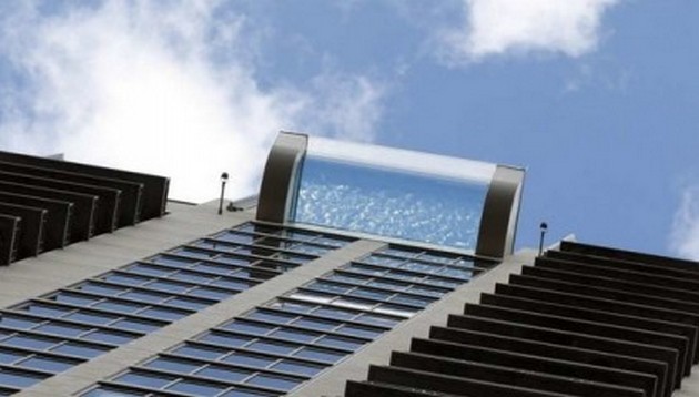 Шаг в пустоту: прозрачный бассейн появился на крыше небоскреба. ФОТО, ВИДЕО