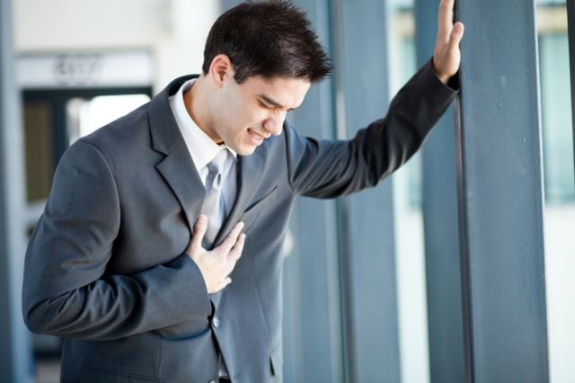 4 способа отличить сердечный приступ от панической атаки