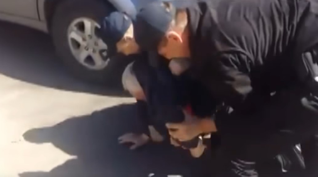 Скрутили и таскали по земле: видео жесткого задержания полицией пенсионера