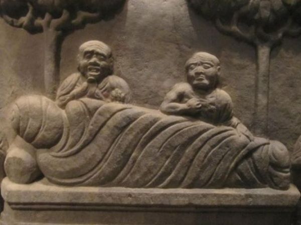 В руках одной из китайских статуй обнаружили странные предметы