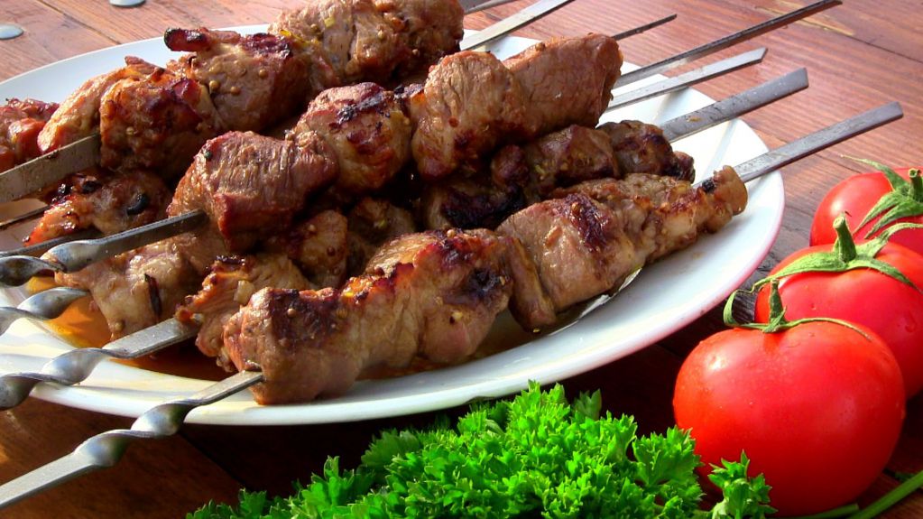 Киевляне шокировали соцсети способом приготовления шашлыка