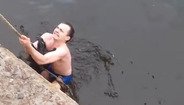 Прохожий бросился в ледяную воду и спас тонущую собаку
