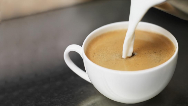 Медики рассказали про неожиданный эффект кофе с молоком