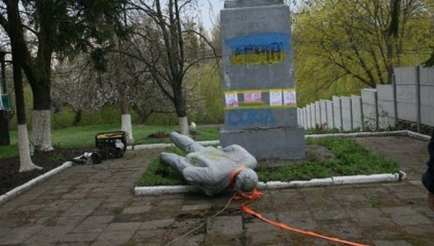 Под рыдания и бросание яйцами демонтировали еще один памятник Ленину. ФОТО