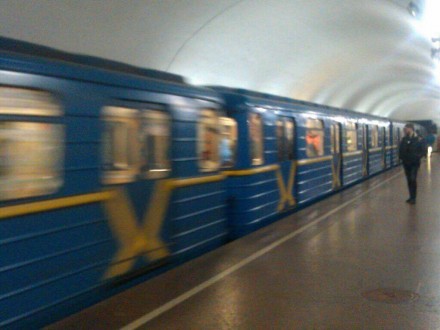В Киеве из-за угрозы взрыва закрыли станцию метро "Героев Днепра"