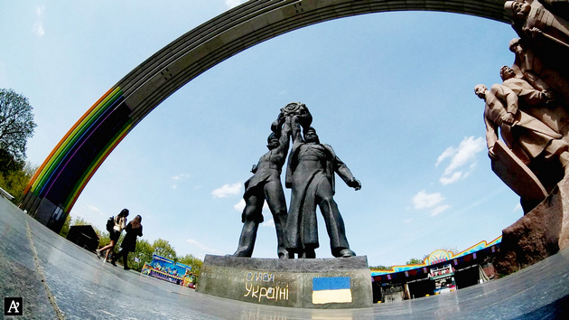 В центре Киева оригинально декоммунизируют огромный памятник. ФОТО
