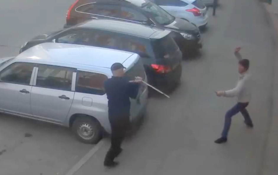 В России прохожие отбивались от неадекватного мужчины с ножами
