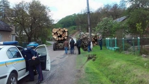 Жители маленького городка на Закарпатье хотят повесить полицейского: достал