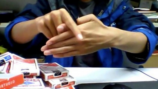 Трюк с «оторванным пальцем»: а вы сможете превзойти фокусника? ВИДЕО