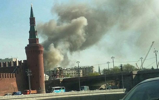 Пожар в Москве: пламя чуть не задело Кремль. ВИДЕО