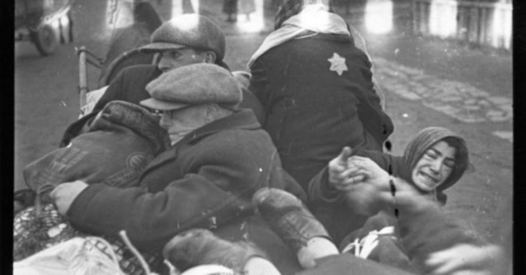 Он закопал эти ФОТО из еврейского гетто, чтобы их не нашли нацисты